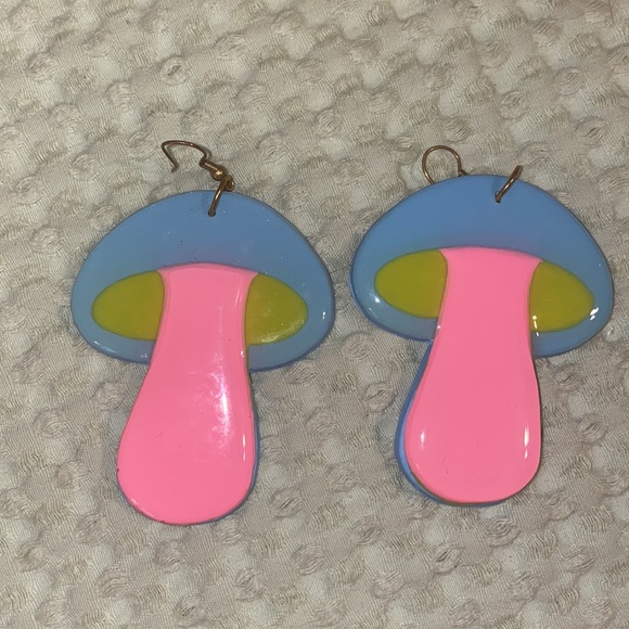 Blush Daisy Earrings - Picture 2 of 2